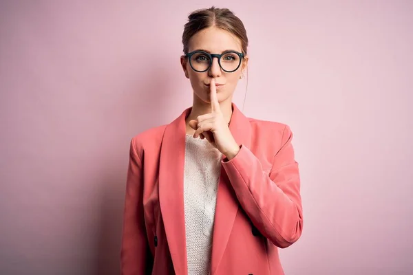 Jonge Mooie Roodharige Vrouw Draagt Jas Bril Geïsoleerde Roze Achtergrond — Stockfoto