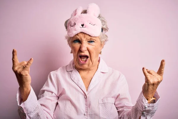 Ältere Schöne Frau Mit Schlafmaske Und Pyjama Über Isoliertem Rosa — Stockfoto