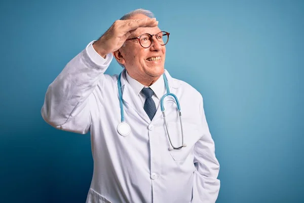 Senior Grey Haired Doctor Man Wearing Stethoscope Medical Coat Blue — Stock Photo, Image