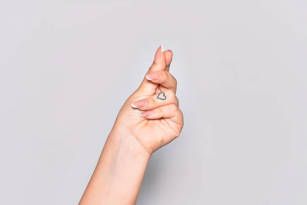 Mano Mujer Joven Caucásica Sosteniendo Espacio Blanco Con Dedo Pulgar — Foto de Stock