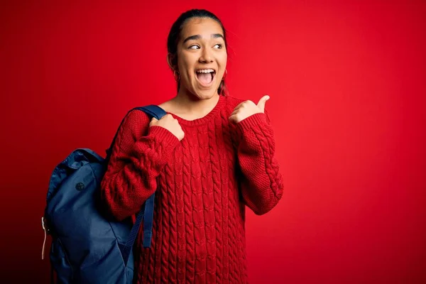 Jovem Ásia Estudante Mulher Vestindo Mochila Sobre Isolado Vermelho Fundo — Fotografia de Stock