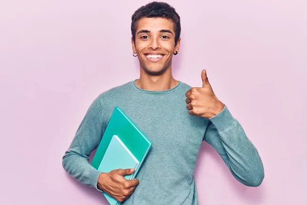 Ung Afrikansk Amercian Man Håller Bok Ler Glad Och Positiv — Stockfoto