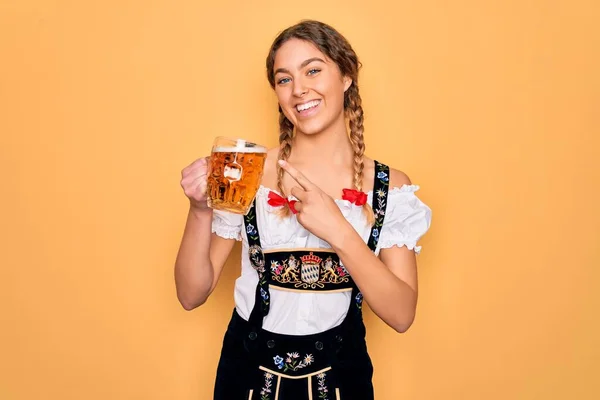 Gyönyörű Szőke Német Kék Szemekkel Visel Oktoberfest Ruha Ivás Üveg — Stock Fotó