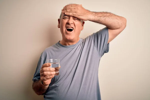 Medelålders Stilig Hoary Man Dricka Glas Vatten Över Isolerad Vit — Stockfoto