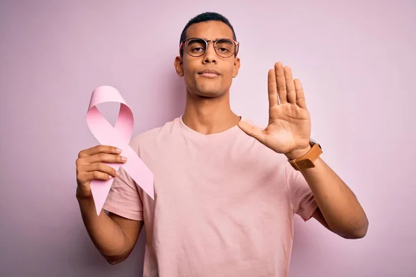 Jovem Homem Afro Americano Bonito Segurando Fita Câncer Rosa Sobre — Fotografia de Stock