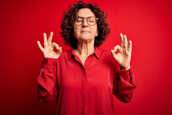 Mujer Hermosa Edad Media Pelo Rizado Con Camisa Casual Gafas — Foto de Stock