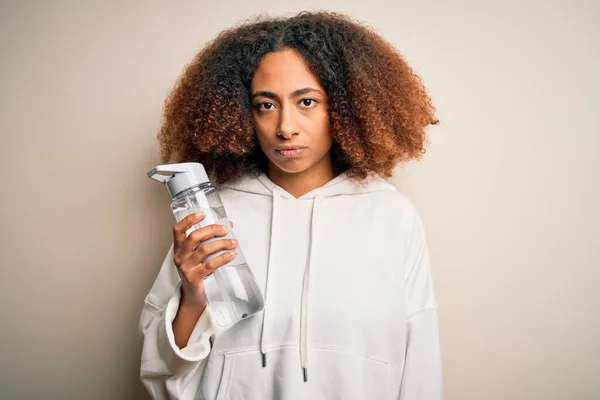 Jovem Esportista Afro Americana Com Cabelo Afro Segurando Garrafa Água — Fotografia de Stock