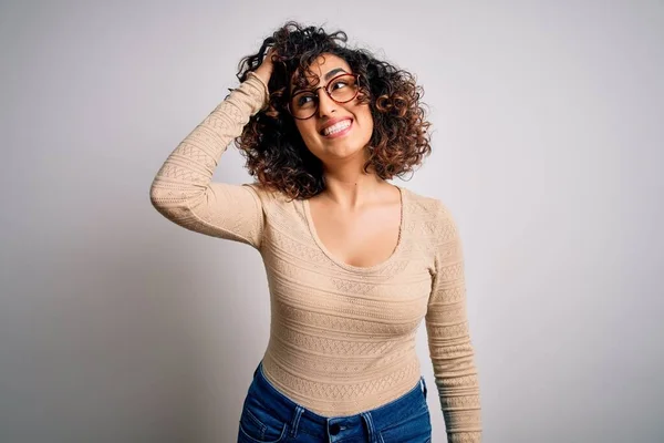 Ung Vacker Lockig Arabiska Kvinna Bär Casual Shirt Och Glasögon — Stockfoto