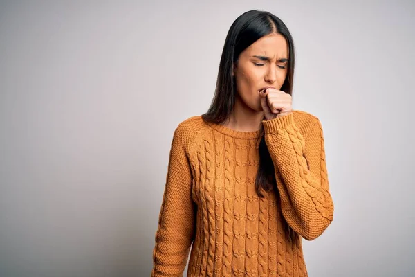 Mujer Morena Hermosa Joven Con Suéter Casual Sobre Fondo Blanco — Foto de Stock