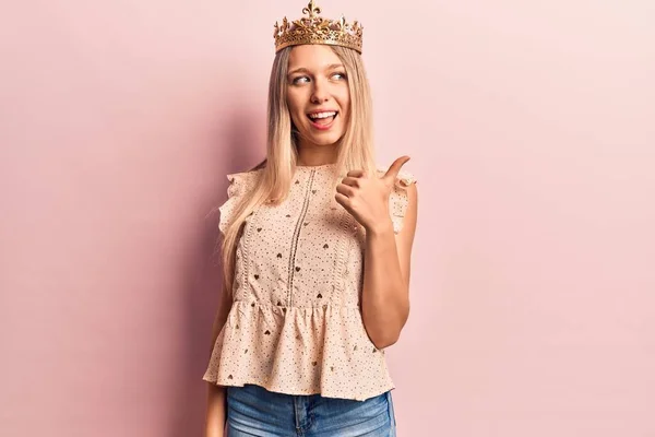 Jovem Mulher Loira Vestindo Princesa Coroa Sorrindo Com Rosto Feliz — Fotografia de Stock