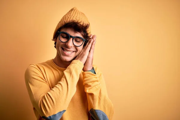 Genç Yakışıklı Bir Adam Günlük Tişört Gözlük Takıp Izole Edilmiş — Stok fotoğraf