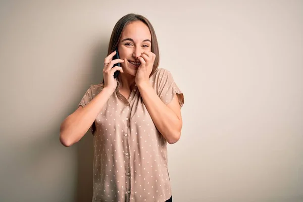 Ung Vacker Kvinna Som Pratar Smartphone Över Vit Bakgrund Skrattar — Stockfoto