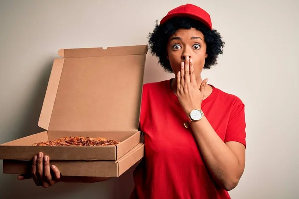 Junge Afroamerikanische Afro Ausliefererin Mit Lockigem Haar Und Italienischem Pizzabezug — Stockfoto