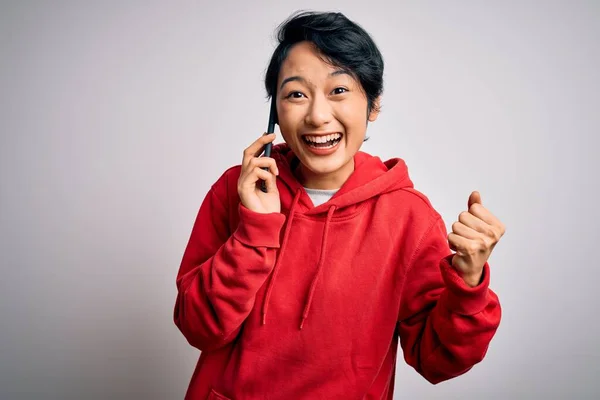 Jong Mooi Aziatisch Meisje Hebben Gesprek Praten Smartphone Witte Achtergrond — Stockfoto