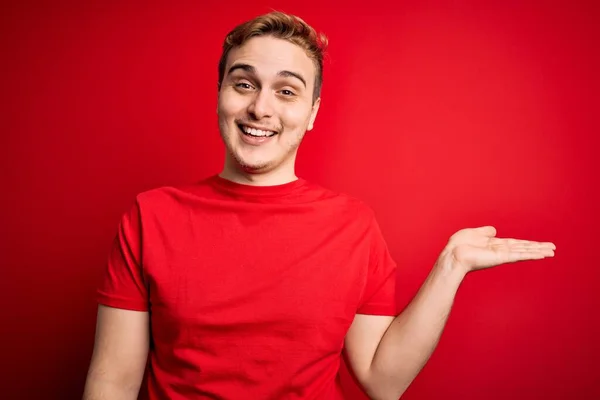 Joven Hombre Pelirrojo Guapo Con Camiseta Casual Sobre Fondo Rojo —  Fotos de Stock