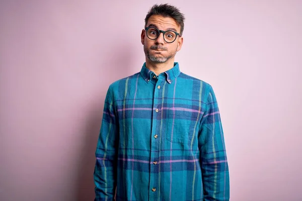 Homem Bonito Jovem Vestindo Camisa Casual Óculos Sobre Fundo Rosa — Fotografia de Stock