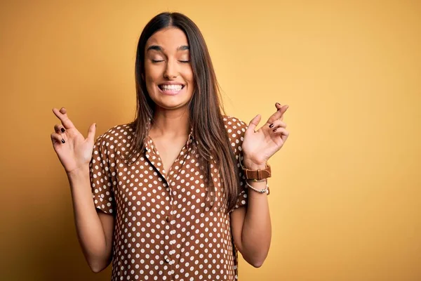 Junge Schöne Brünette Frau Lässigem Hemd Über Isoliertem Gelben Hintergrund — Stockfoto