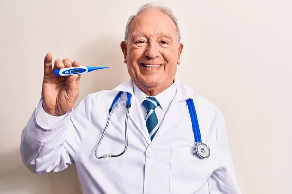 Starszy Siwowłosy Lekarz Noszący Stetoskop Kontrolujący Temperaturę Pomocą Termometru Wyglądający — Zdjęcie stockowe