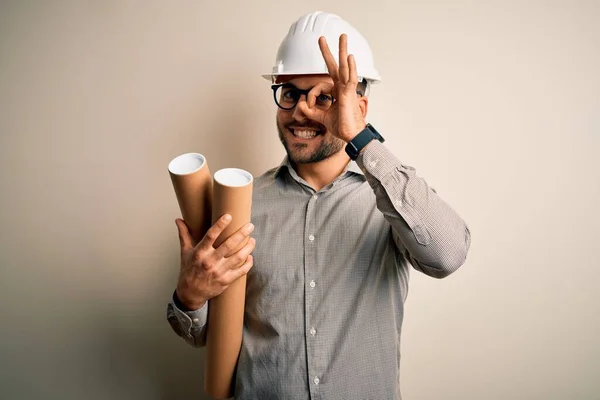 Giovane Architetto Uomo Indossa Casco Appaltatore Tenendo Progetto Carta Piano — Foto Stock