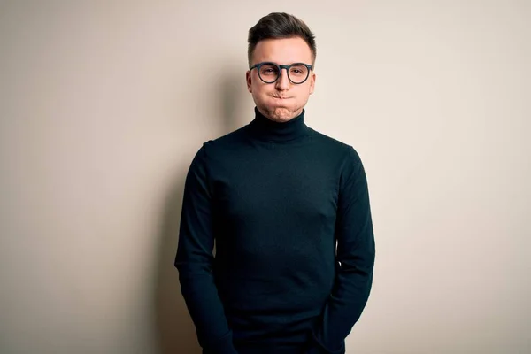 Ung Stilig Kaukasisk Man Bär Glasögon Och Casual Tröja Över — Stockfoto