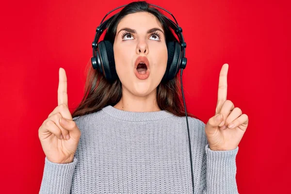 Junges Schönes Mädchen Mit Modernen Kopfhörern Die Musik Auf Rotem — Stockfoto