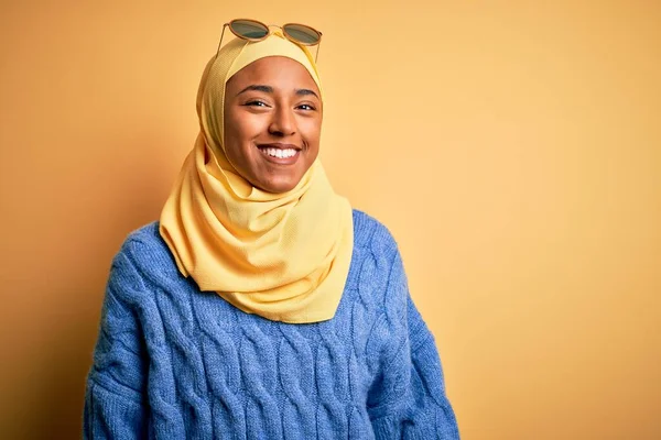 Mladá Africká Studentka Žlutém Muslimském Hidžábu Slunečních Brýlích Veselým Chladným — Stock fotografie