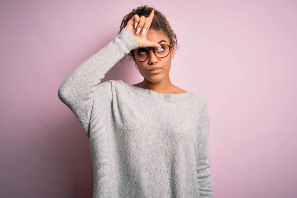 Junge Schöne Afrikanisch Amerikanische Mädchen Tragen Pullover Und Brille Über — Stockfoto