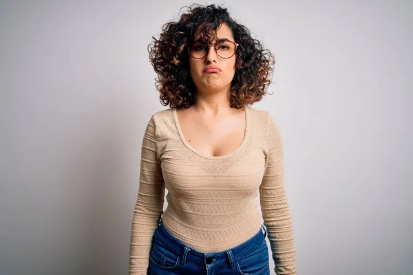 Νέοι Όμορφη Σγουρά Αραβική Γυναίκα Φορώντας Casual Shirt Και Γυαλιά — Φωτογραφία Αρχείου