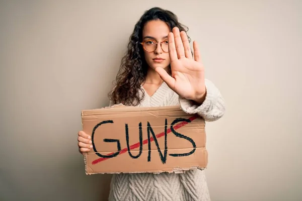 Mujer Hermosa Joven Con Pelo Rizado Sosteniendo Pancarta Con Armas —  Fotos de Stock