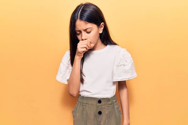 Hermosa Niña Que Usa Ropa Casual Sintiéndose Mal Tosiendo Como — Foto de Stock