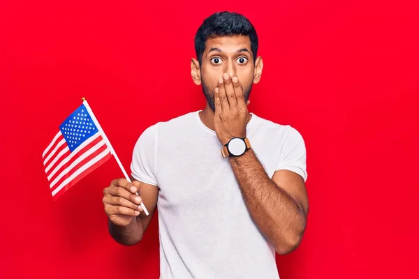 Hombre Latino Joven Con Bandera Estados Unidos Cubriendo Boca Con —  Fotos de Stock