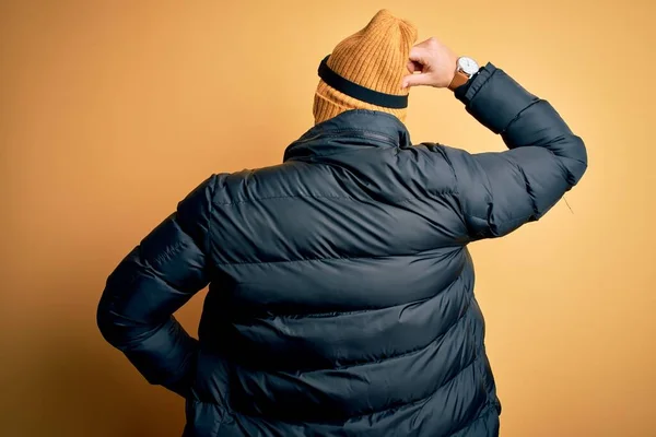 Jovem Bonito Esquiador Homem Esqui Vestindo Neve Sportswear Usando Óculos — Fotografia de Stock