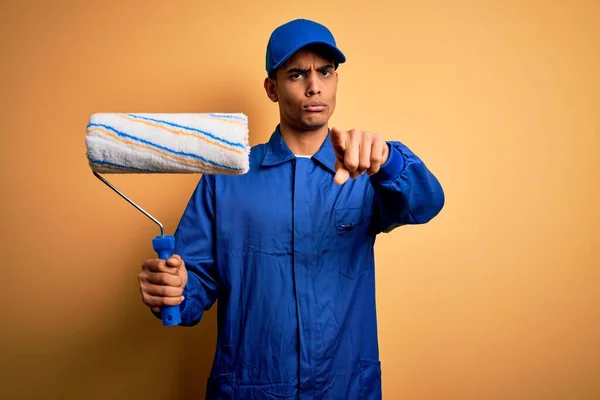 Joven Pintor Afroamericano Guapo Vestido Uniforme Usando Rodillo Pintura Señalando — Foto de Stock