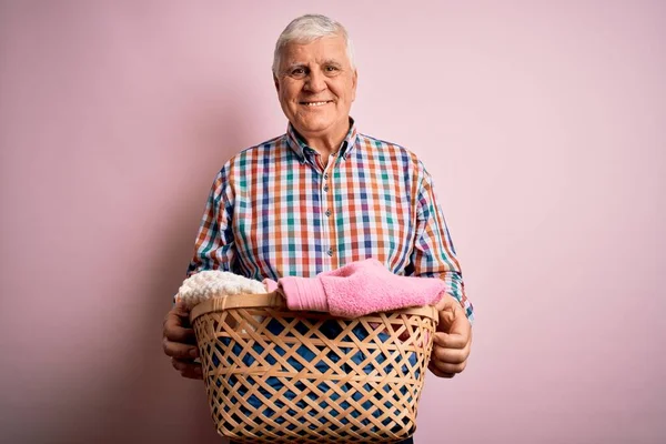 Senior Hombre Apuesto Hoary Haciendo Tareas Domésticas Sosteniendo Canasta Mimbre —  Fotos de Stock