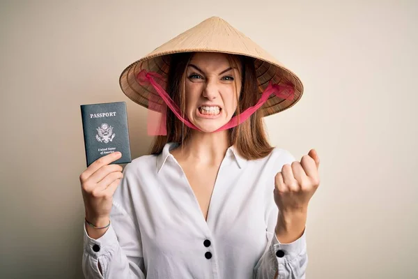 Joven Hermosa Pelirroja Turista Vistiendo Asiático Tradicional Sombrero Sosteniendo Pasaporte —  Fotos de Stock