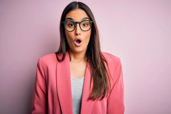 Joven Hermosa Mujer Negocios Morena Con Chaqueta Gafas Sobre Fondo —  Fotos de Stock