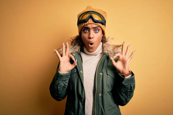 Jovem Africana Americana Afro Esquiador Menina Vestindo Sportswear Neve Óculos — Fotografia de Stock