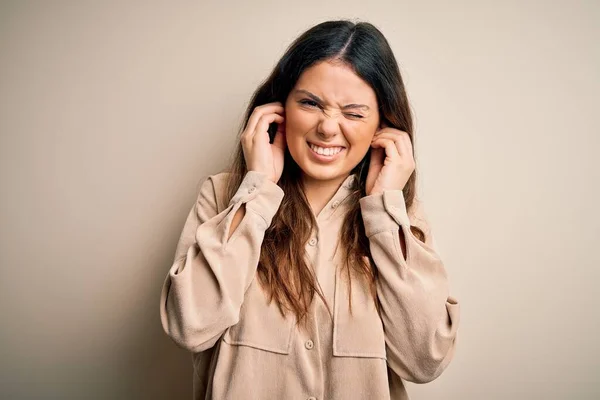 Joven Mujer Morena Hermosa Con Camisa Casual Pie Sobre Fondo —  Fotos de Stock