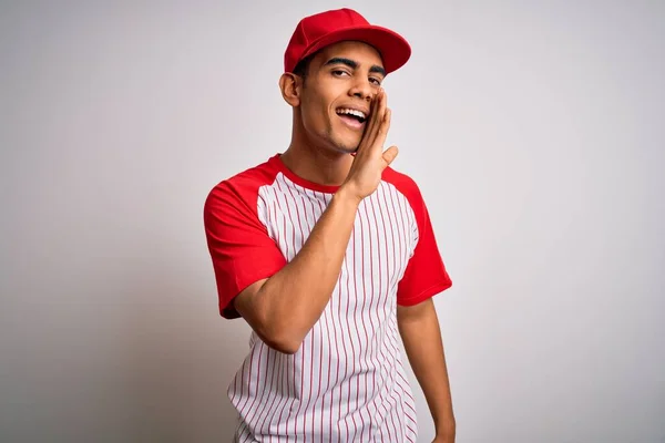 Joven Atleta Afroamericano Guapo Con Camiseta Béisbol Rayas Gorra Mano — Foto de Stock