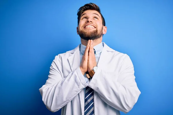 Joven Terapeuta Rubio Hombre Con Barba Ojos Azules Vistiendo Abrigo — Foto de Stock