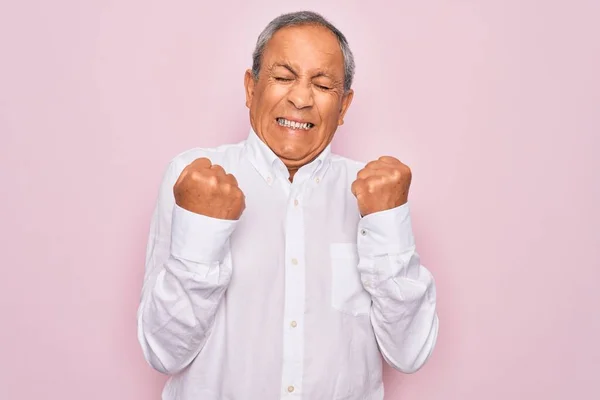 Hombre Mayor Guapo Pelo Gris Con Camisa Elegante Sobre Fondo —  Fotos de Stock
