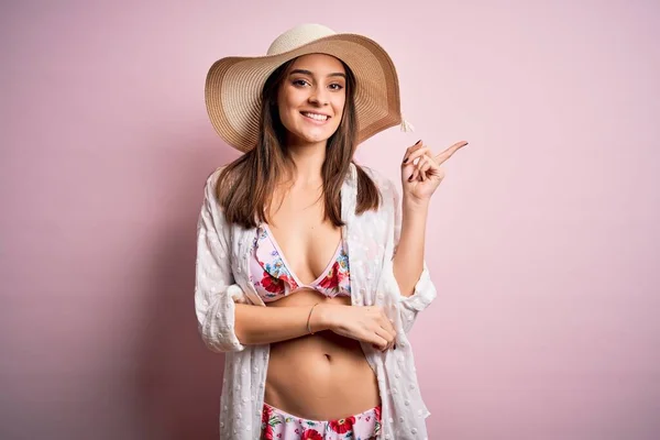 Junge Schöne Frau Urlaub Mit Bikini Und Sommermütze Auf Rosa — Stockfoto