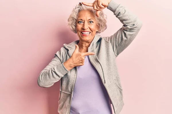 Eine Ältere Grauhaarige Frau Lässiger Sportlicher Kleidung Lächelt Und Macht — Stockfoto
