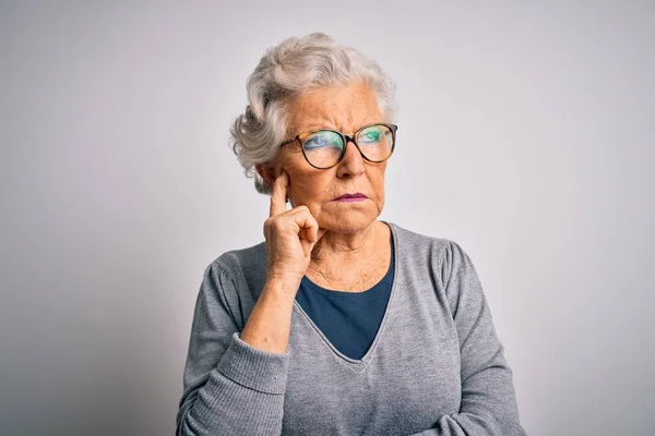 Senior Mooie Grijs Harige Vrouw Draagt Casual Trui Bril Witte — Stockfoto