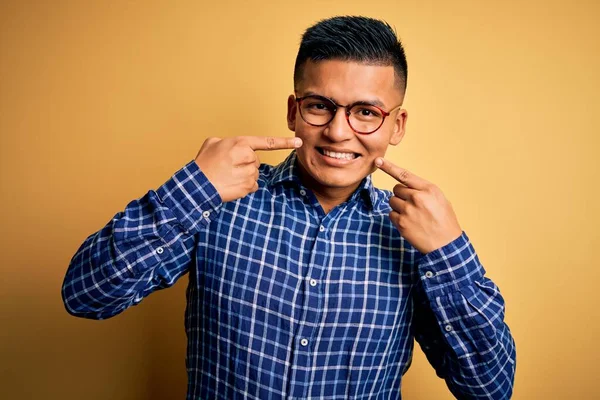 Joven Hombre Latino Guapo Con Camisa Casual Gafas Sobre Fondo —  Fotos de Stock