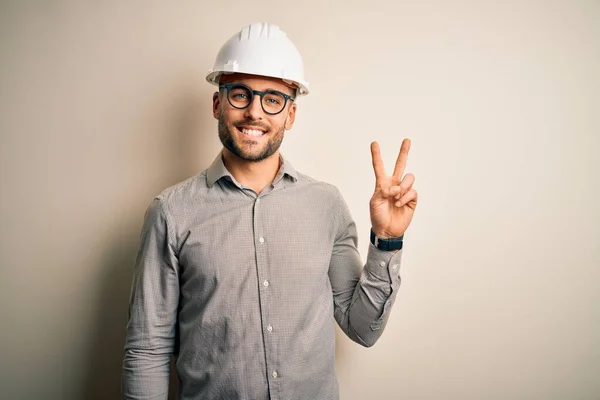 Giovane Architetto Uomo Indossa Casco Sicurezza Costruttore Sfondo Isolato Sorridente — Foto Stock