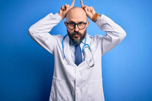 Sakallı Mavi Arka Planda Steteskop Takan Yakışıklı Kel Bir Doktor — Stok fotoğraf