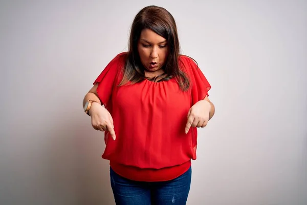 Schöne Brünette Size Frau Trägt Lässiges Rotes Shirt Über Isoliertem — Stockfoto