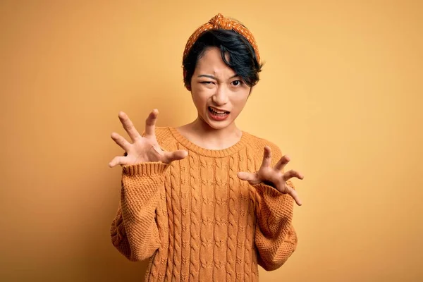 Jong Mooi Aziatisch Meisje Dragen Casual Trui Diadeem Staande Gele — Stockfoto