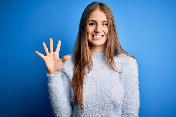 Ung Vacker Rödhårig Kvinna Bär Casual Tröja Över Isolerad Blå — Stockfoto